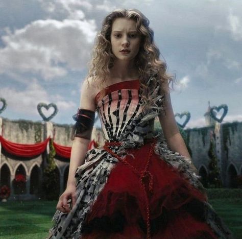 Tim Burton Costumes, Iconic Halloween Costumes, Colleen Atwood, Tim Burton Characters, Alice In Wonderland Dress, Wonderland Dress, Alice In Wonderland Aesthetic, Mia Wasikowska, Tim Burton Art