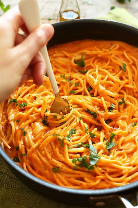 10 ingredient Vegan GF Roasted Red Pepper Pasta! Simple, savory, creamy and… Capsicum Pasta, Roasted Red Pepper Pasta, Red Pepper Pasta, Pepper Pasta, Healthy Weeknight Meals, Vegan Roast, Dinner Entrees, Roasted Red Pepper, God Mat