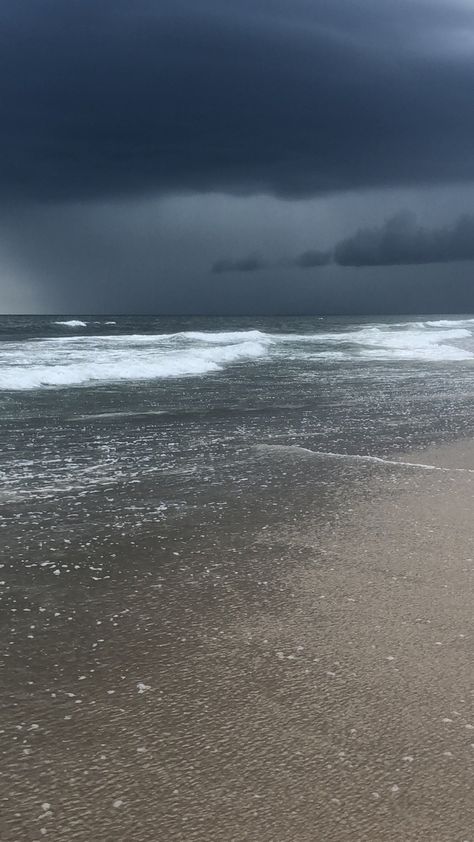 Ocean Backgrounds, Sore Eyes, Ocean Pictures, Storm Clouds, Meus Pins, Sea Waves, Nature Aesthetic, Dark Aesthetic, Beach Pictures