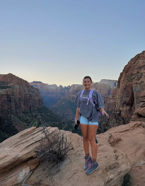 Cute Colorado Outfits Summer, Hiking In Summer Outfits, Colorado Outfit Inspo Summer, Moab Hiking Outfit, Arizona Hike Outfit, Utah National Parks Outfits, Zion National Park Outfit Summer, Cute Arizona Outfits, Hiking Outfit Desert