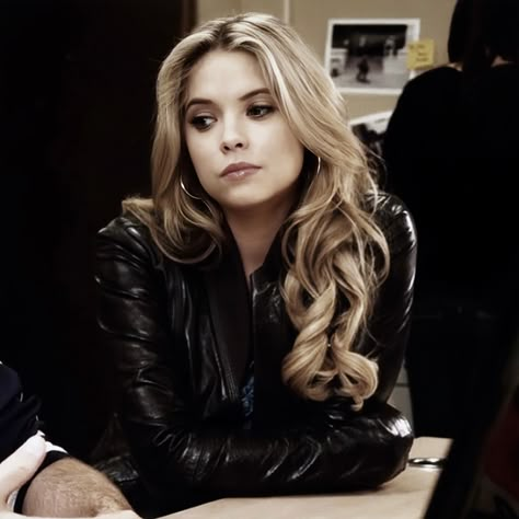 Pretty Little Liars Hairstyles, Pll Hair, Jean Dawson, Hanna Pll, Hannah Marin, Pretty Little Liars Hanna, Pll Aesthetic, Pll Fashion, Pretty Little Liars Fashion