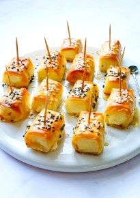 Easy 5-Ingredient Filo-Wrapped Feta Appetizers - Marilena's Kitchen Greek Cheese Pie, Greek Snacks, Greek Bread, Super Easy Appetizers, Bagel Toppings, Greek Appetizers, Greek Cheese, Easy To Make Appetizers, Filo Pastry