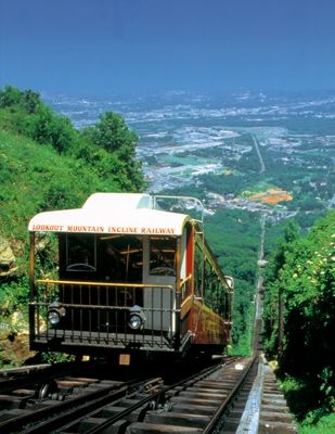 The Chattanooga Incline Railway climbs up an astounding 72.7% grade from St. Elmo Station almost a mile to Lookout Mountain Station. The railway is the steepest passenger railway in the world! /CHECK Lookout Mountain Chattanooga, Lookout Mountain, Tennessee Vacation, Rocky Top, Chattanooga Tn, Vacation Places, A Train, Salt Lake City, Wonderful Places