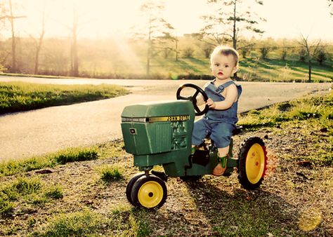 http://blog.machinefinder.com/1456/john-deere-tractors-and-the-children-who-love-them-25-pics Country Pictures, Tractor Pictures, 1st Birthday Pictures, 1st Birthday Photoshoot, First Birthday Pictures, Western Babies, Country Kids, First Birthday Photos, Boy Pictures