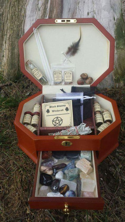 Traveling Wicca box Negative Energy Protection, Witch Tools, Witchcraft Altar, Jewelry Box Design, Wiccan Crafts, Pagan Crafts, Witches Altar, Wiccan Witch, Eclectic Witch