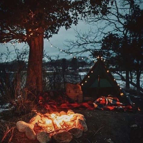 Aesthetic Camping, Camping Inspiration, Camping Vibes, Camping Aesthetic, Fall Camping, Bushcraft Camping, Camping Glamping, Winter Camping, Forest Fire