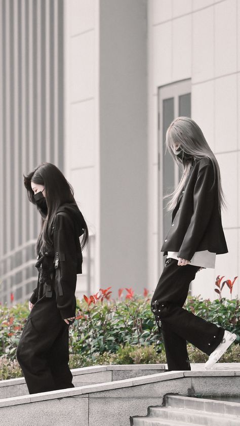 Full Black Outfit, Boyish Girl, Dancer Lifestyle, Bff Poses, Boy Walking, Ulzzang Korea, Chinese Fashion Street, Korean Best Friends, Dancers Outfit