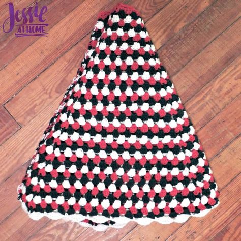 Granny Stripe Tree Skirt | Jessie At Home Free Tree Skirt Pattern, Square Tree Skirt, Granny Square Stitch, Christmas Yarn Crafts, Christmas Tree Skirt Crochet Pattern, Traditional Granny Square, Crochet Tree Skirt, Granny Christmas, Crochet Granny Stitch