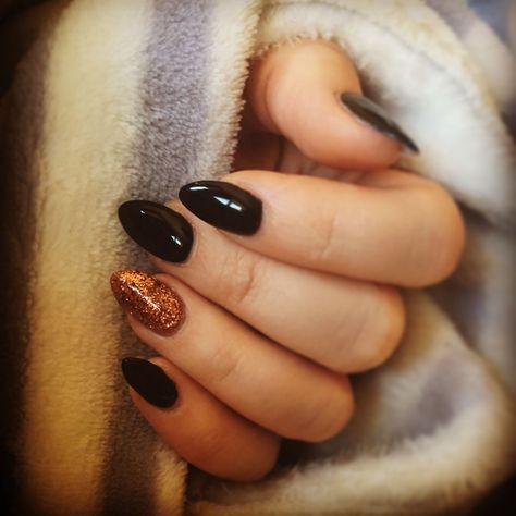 October Nails Orange And Black, October Nails Fall Black, Black With Orange Nails, Halloween Sparkly Nails, Black Nails Glitter Accent, Orange And Black Fall Nails, Fall Nails Orange And Black, October Shellac Nails, Black Glitter Nails Halloween