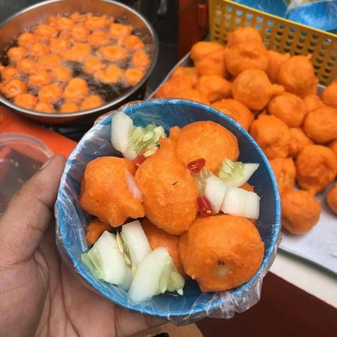 Kwek Kwek Aesthetic, Pinoy Street Food, Kwek Kwek, Filipino Street Food, Filipino Foods, Snacks Ideas, Bubble Milk Tea, Filipino Food, Orange Aesthetic