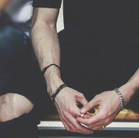 Cr. @chrischantmas Arm Veins, Hand Veins, Mode Poses, Fotografi Urban, Hot Hands, 남자 몸, Bad Boy Aesthetic, Stray Kids Chan, Nick Jonas