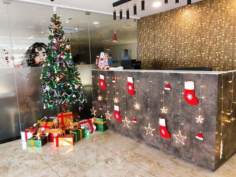 Work Christmas Decorations, Kfc Christmas, Christmas Ceiling, Christmas Ceiling Decorations, Studio Medico, Christmas Tree Inspo, Ceiling Decorations, Christmas Themes Decorations, Office Christmas Decorations