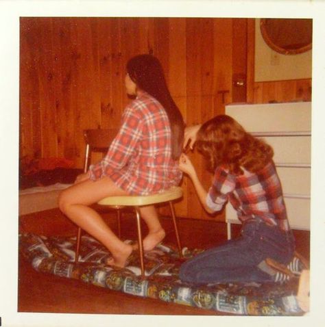 25 Cool Polaroid Prints of Teen Girls in the 1970s ~ vintage everyday 1970s Aesthetic, Teen Girl Haircut, 70s Photos, 70s Aesthetic, Girl Haircut, Retro Photo, The 1970s, Teen Girls, 70s Fashion