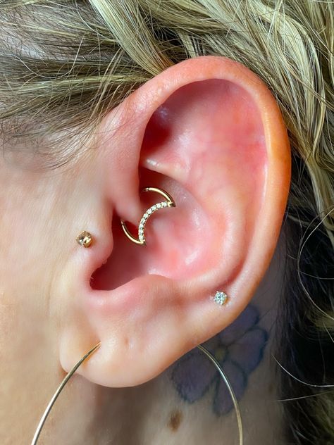 Daith Piercings, Piercing Inspiration, Piercing Bar, Piercing Inspo, Daith Piercing, Ear Piercing, Mixed Metals, Tattoos And Piercings, Ear Piercings