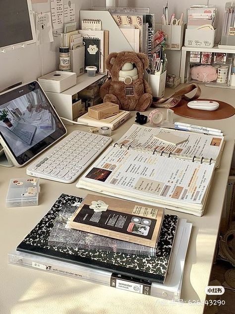 Cute Study Desk, Note Taking Aesthetic, Studying Vibes, Stationary Aesthetic, Aesthetic Note, Study Desk Decor, Study Stationery, Desk Inspiration, Study Organization