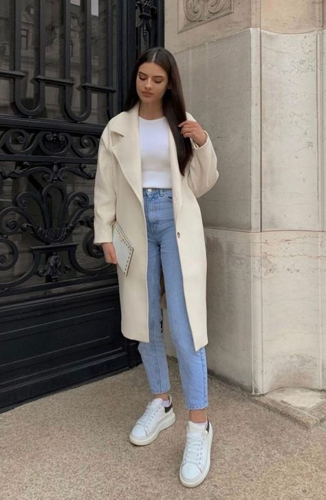 Check out our simple guide on how to style Alexander McQueen oversized trainers. Find out what to wear and look your best. Off White Coat Outfit Winter, Mantel Outfit, Modest Winter Outfits, Simple Winter Outfits, Mode Zara, Classy Winter Outfits, Chic Winter Outfits, Look Formal, Winter Fashion Outfits Casual