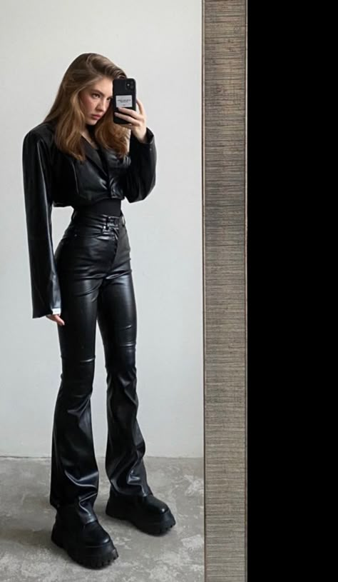 Bikercore Outfit, Black Leather Pants, Looks Street Style, Looks Black, Mode Inspo, Leather Outfit, Catsuit, Fashion Killa, Aesthetic Outfits