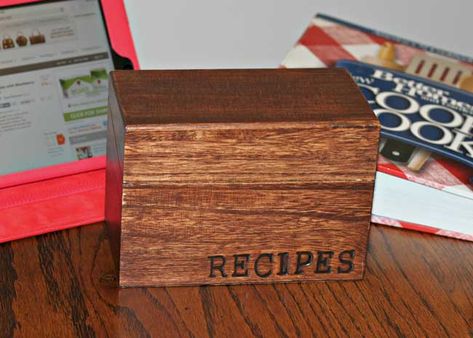 Make a custom recipe box to store your favorite and handed down recipes in a stylish and personalized box. I used a wood burner and some stain for this quick project! Beginner Wood Burning Projects, Diy Wood Burning, Wood Burning Ideas, Beginner Wood Burning, Wood Branding, Wood Burning Techniques, Wood Burn Designs, Wood Burning Tool, Woodburning Projects