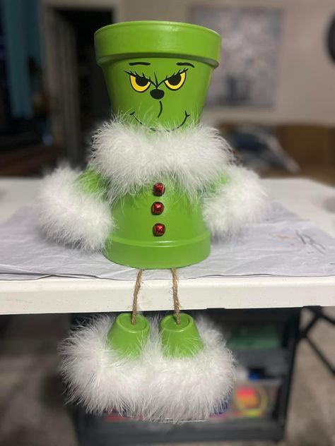 Grinch Terra Cotta Pot, Fall Terra Cotta Pot Ideas, Terra Cotta Pot Crafts Diy, Grinch Christmas Decorations, Terra Cotta Pot Crafts, Christmas Pots, Pot Crafts, Flower Pot Crafts, Handmade Christmas Crafts