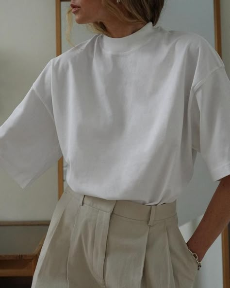 White Boxy Shirt Outfit, Oversized Spring Outfit, Boxy T Shirt Outfit, Oversized White T Shirt Outfit, Oversized White Tshirt Outfit, White Tshirt Outfit Women, Oversized White Shirt Outfit, White Oversized Shirt Outfit, Mock Neck Tshirt