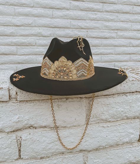 Luxury Hat Band, Custom Fedora Hat, Diy Leather Hat, Custom Fedora, Hat Bar, Luxury Details, Painted Hats, Looks Country, Hat Ideas