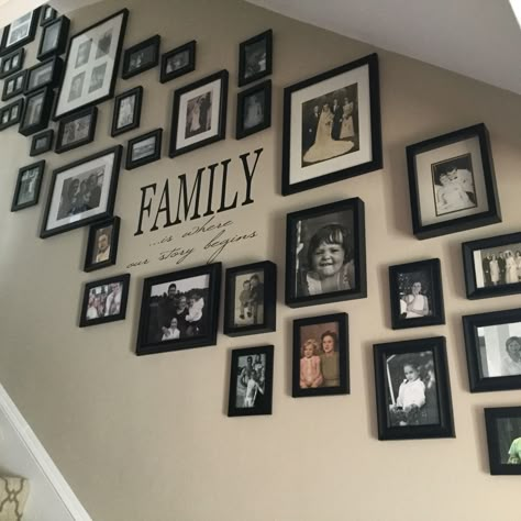 Photo Wall Collage Ideas Aesthetic, Foto Scale, Family Photos Wall, Photos Wall Decor, Stair Wall Decor, Family Photos Wall Decor, Photowall Ideas, Family Gallery Wall, Staircase Wall Decor