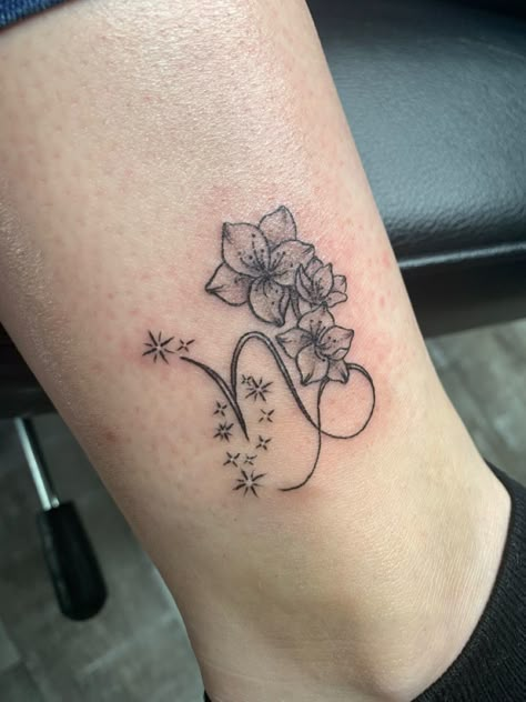 black and white, fineline, capricorn, zodiac, stars, christmas roses, cute, ankle, tattoo idea Cute Capricorn Tattoo, Cute Capricorn, Capricorn Sign Tattoo, Disney Sleeve Tattoos, Christmas Roses, Horoscope Tattoos, Rose Tattoos For Women, Capricorn Tattoo, Tattoo Signs