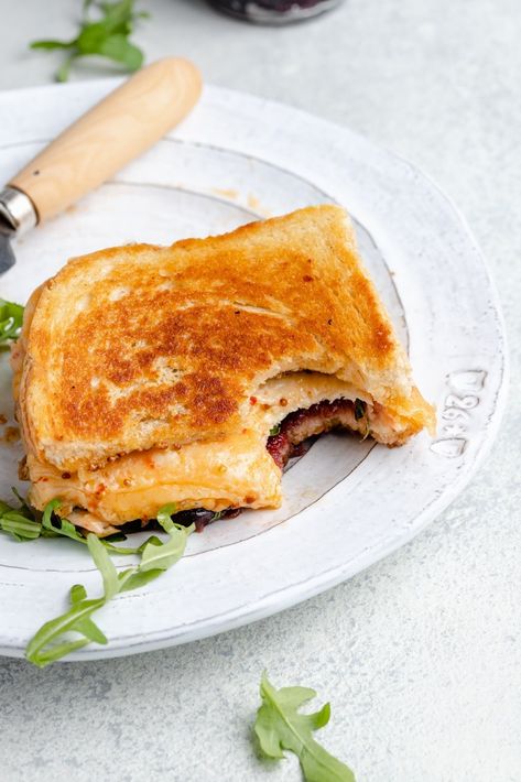 Jam Grilled Cheese, Cheddar Grilled Cheese, Cheddar Sandwich, Quick Sandwiches, Cheese Twists, Grill Cheese Sandwich Recipes, Leftover Cranberry Sauce, Cheese Sandwich Recipes, Thanksgiving Turkey Leftovers