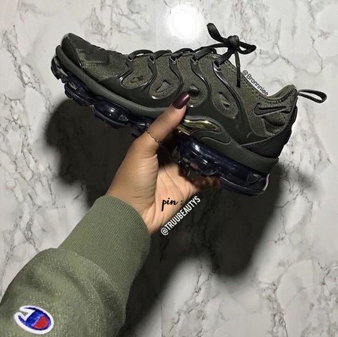 @TRUUBEAUTYS💧 Nike Air Max Plus Outfit, Sneakers To Wear With Dresses, Air Jordan 1 Low Unc, Jordan 1 Low Unc, Nike Air Max Sneakers, Black Shoes Sneakers, Sneakers Outfit Casual, Air Vapormax Plus, Nike Air Vapormax Plus