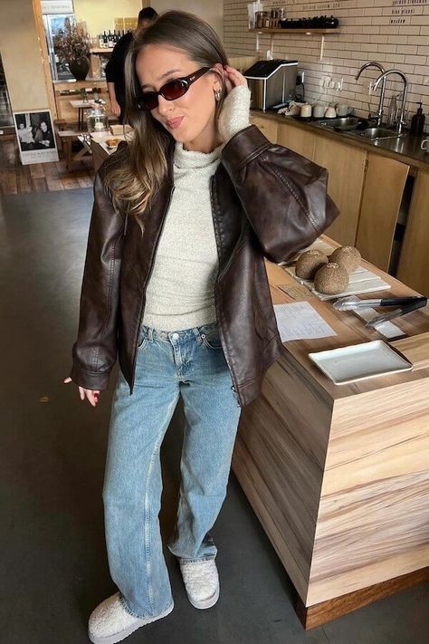 70+ Stylish UGGs Outfits To Elevate Your Style [2024]: Platform, Tasman, Classic Mini, and More! Marketing Student Outfit, City Fits, Brown Jacket Outfit, Paris Fits, Brown Leather Jacket Outfit, Fall Jackets Outfit, Rainy Day Outfits, Uni Fits, November Outfits