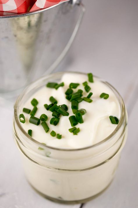 Homemade sour cream and onion topped with chives makes a great dipping sauce | jessicagavin.com Oven Baked Wedges, Sour Cream Chive Dip, Parsley Dip, Baking Soda Health Benefits, Oven Baked Potato Wedges, Baked Chicken Tenderloins, Chive Sauce, Homemade Potato Wedges, Oven Baked Potato