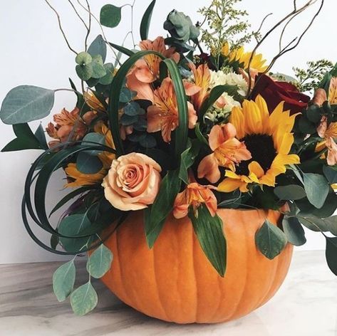 Pumpkin Vase Flowers, Thanksgiving Centerpieces Flowers, Thanksgiving Centerpieces Easy, Thanksgiving Floral Centerpieces, Pumpkin Vase Centerpiece, Pumpkin Flower Arrangements, Pumpkin With Flowers, Thanksgiving Floral Arrangements, Pumpkin Bouquet