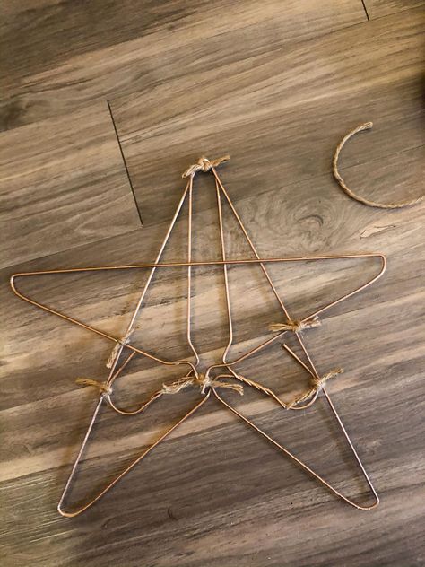 Wire Coat Hanger Star, Coat Hanger Star Diy, Wire Clothes Hanger Crafts, Bailing Twine Crafts, Wire Coat Hanger Crafts, Bailing Twine, Twine Crafts Diy, Julkransar Diy, Wire Hanger Crafts