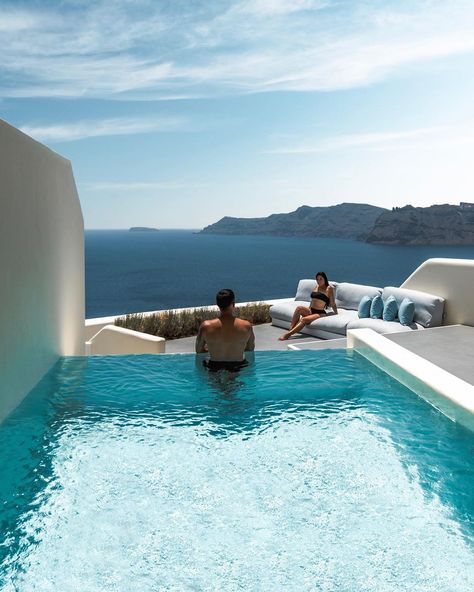 Recently renovated, the luxurious Canaves Oia Suites is a stunning minimalist oasis set right in the midst of #Oia. #Santorini #Greece #besthotels #luxury #honeymoon #swimmingpool Best Hotels In Santorini, Santorini Honeymoon, Greece Villa, Greece Honeymoon, Lifestyle Entrepreneur, Santorini Hotels, Luxury Boat, Greece Hotels, Dream Honeymoon