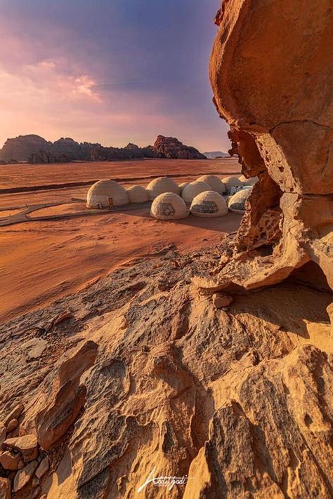 Glamping In Jordan - The 5 Best Luxury Desert Camps In Wadi Rum - CHARLIES WANDERINGS Jordan Desert, Outdoor Barbecue Area, Desert Luxury, Petra Travel, Desert Camping, Wadi Rum Jordan, Desert Camp, Maligne Lake, Jordan Travel