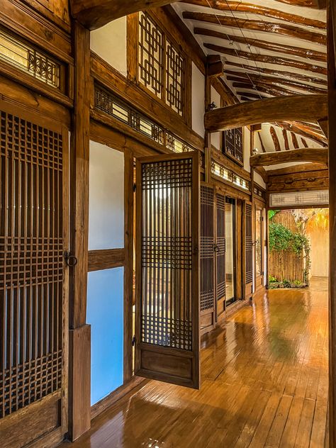 Hanok House Korean Traditional, Houses In South Korea, Korean House Aesthetic, Hanok Interior, Hanok Cafe, Korean House Exterior, Hanok House, Dream Restaurant, Korean Traditional House