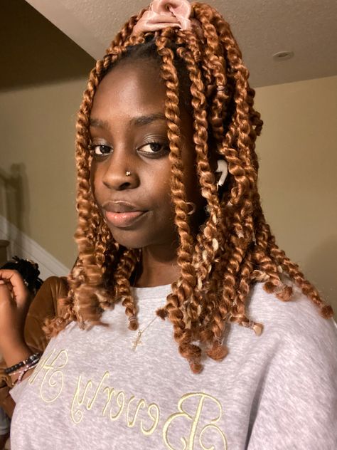 Ginger Passion Twists Hairstyle, Short Brown Passion Twists, Short Ginger Passion Twist, Medium Passion Twists Short, Short Passion Twists Hairstyle With Color, Blond Passion Twists, Ginger Twist Braids, Brown Passion Twists, Ginger Twists