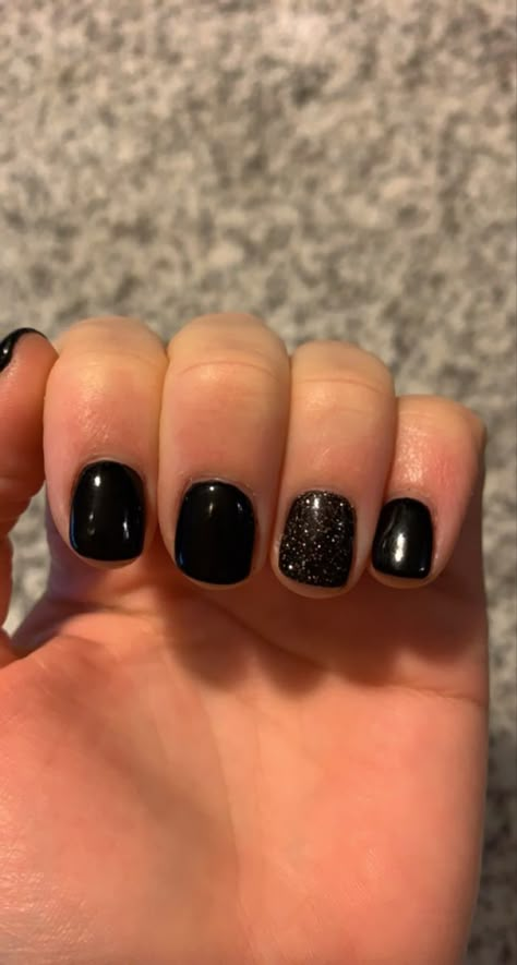 Pretty Short Nails Simple Black, Black Dip Nails With Accent Nail, Black Dip Manicure, Black Nail Combinations, Black Nails With An Accent Nail, Black Nails Real Nail, Black And Green Dip Nails, Black Nail With Accent, Short Black Nails With Accent Nail