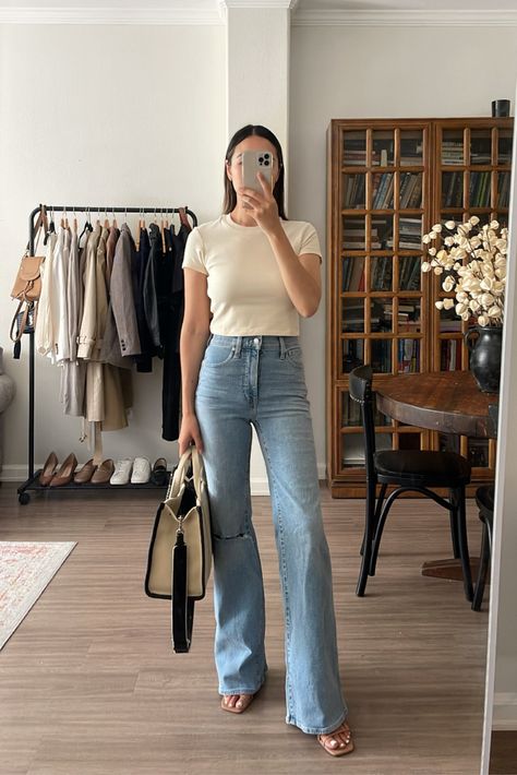 Blue Flare Jeans Outfit, Flared Jeans Outfit Summer, Cropped Flare Jeans Outfit, Flare Jean Outfit, Bell Bottom Jeans Outfit, Jeans And T Shirt Outfit, Casual Oufits, Flare Jeans Outfit, Wide Leg Jeans Outfit