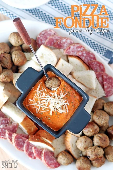 Pizza Fondue | 10 Classy Fondue Recipes and Dipping Ideas for New Years Eve Parties Pizza Fondue, Big Game Appetizers, Best Cheese Fondue, Fondue Dippers, Fondue Dinner, Chocolate Fondue Recipe, Fondue Night, Fondue Recipes Cheese, Fondue Recipe