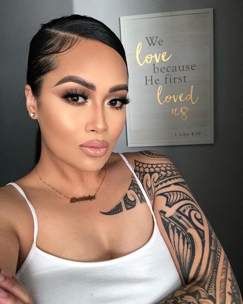 Gwendolyn Laumatia on Instagram: “🐚 @smashboxcosmetics photo finish primer| @toofaced Born This Way Foundation “warm beige” | @fentybeauty Instant Retouch concealer  185 to…” Gwendolyn Laumatia, Love Music Tattoo, Neutral Glam, Shoulder Tats, Polynesian Tattoos Women, Polynesian Tattoos, Polynesian Tattoo Designs, Work Makeup, Makeup News