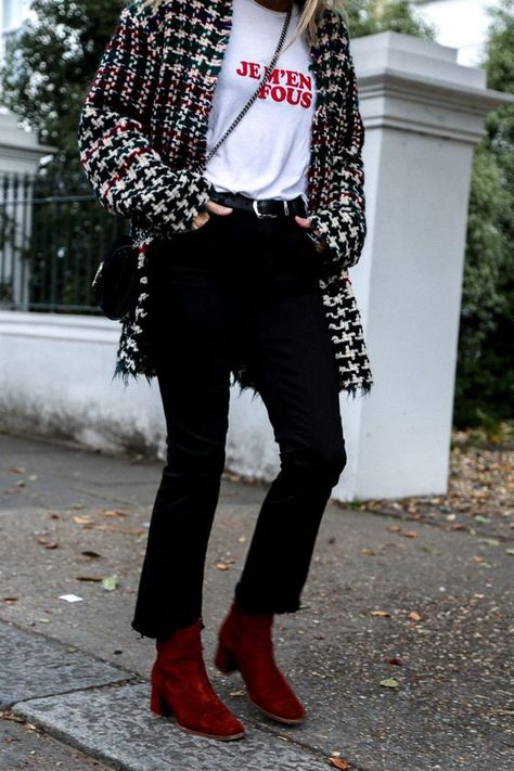 4 Ways To Rock Red Boots Red Chelsea Boots Outfit, Red Booties Outfit, Ankle Boots Outfit, Winter Deep, Rain Boot Outfit, Chelsea Boots Outfit, Outfit Botas, Tartan Fashion, Boots Outfit Ankle