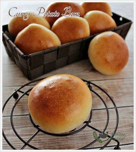 These curry potato buns were soft and very delicious especially when they were hot Curry Bun, Bun Dough Recipe, Curry Buns, Potato Buns, International Dishes, Bread Bun, Quick And Easy Recipes, Bun Recipe, Bread Machine Recipes