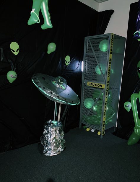 Halloween Alien Theme, Alien And Cowboy Party, Alien Themed Halloween Party, Area 51 Themed Party, Alien Home Decor, Alien Disco Party, Area 51 Party Decorations, Alien Party Decor, Alien Party Theme