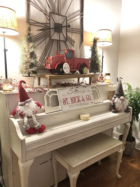 Christmas Decorations On Piano, Christmas Piano Decorating Ideas, Decorate Piano For Christmas, Piano Christmas Decorations, Christmas Decor Piano, Christmas Decor On Piano, Piano Christmas Decor, Christmas Piano Decor, Fun Christmas Decor