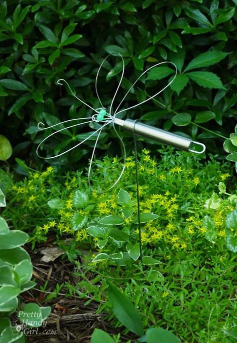 Dragonfly Garden Decor, Dragonfly Garden, Wire Whisk, Upcycle Garden, Garden Art Sculptures Diy, Garden Deco, Garden Art Projects, Garden Art Crafts, Garden Art Sculptures