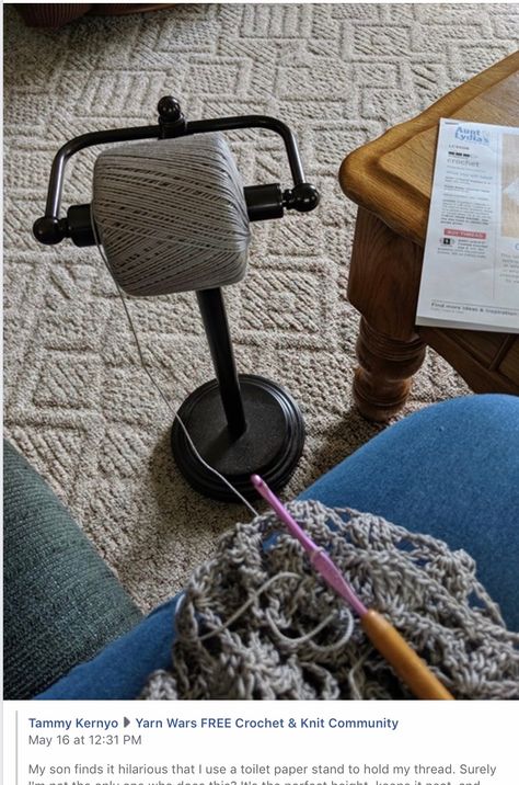 Diy Yarn Holder, Toilet Paper Stand, Yarn Holder, Paper Stand, Diy Holder, Yarn Diy, Yarn Bowl, Wool Crafts, Diy Crochet Projects