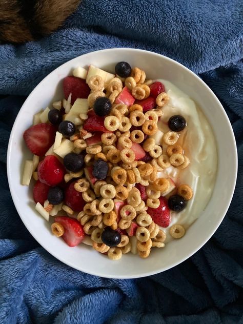 Yogurt And Cereal, Healthy Yogurt Breakfast, Yogurt Frozen, Yogurt Bowls, Chobani Greek Yogurt, Sugar Free Maple Syrup, Healthy Food Motivation, Healthy Lifestyle Food, Yummy Comfort Food