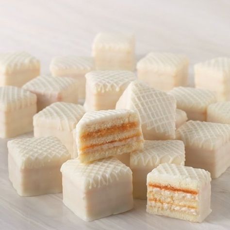 How to Make Perfect Petit Fours - This post includes a picture tutorials and all the recipes you'll need for perfect, delicious petit fours! Petifores Recipe, Petit Four Recipes, Desserts Easter, Mini Patisserie, Chip Dips, Recipe Tutorial, Rose Tutorial, Tea Party Food, Time Princess