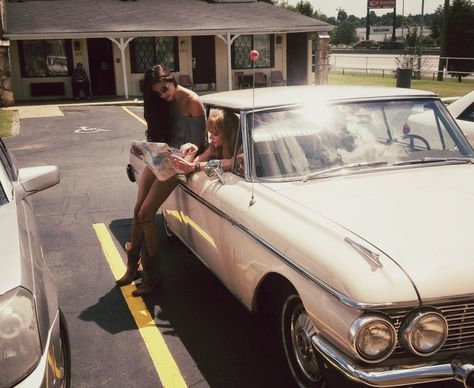 Road Trip Aesthetic Vintage, Trash Americana, Americana Photoshoot, Blue Motel, Americana Summer, I Am Just A Girl, Americana Aesthetic, Red Scare, Thelma Louise